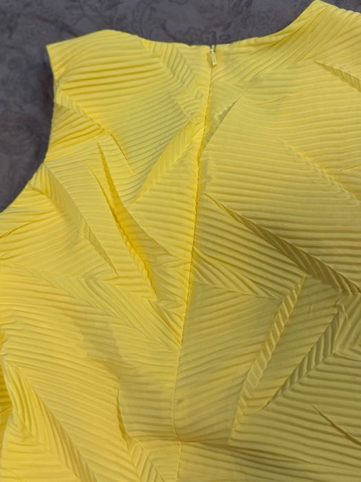 Лятна релефна жълта рокля