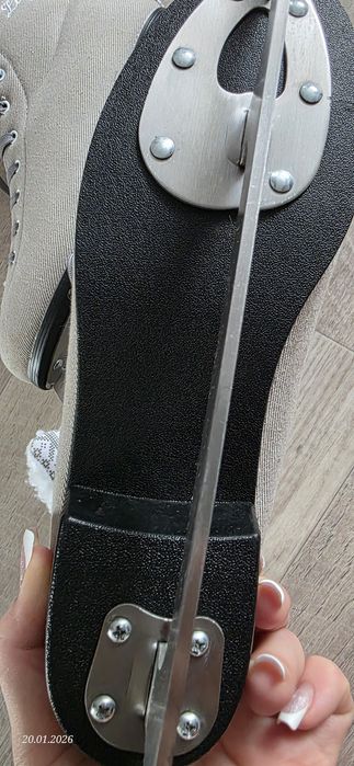 Продам женские коньки