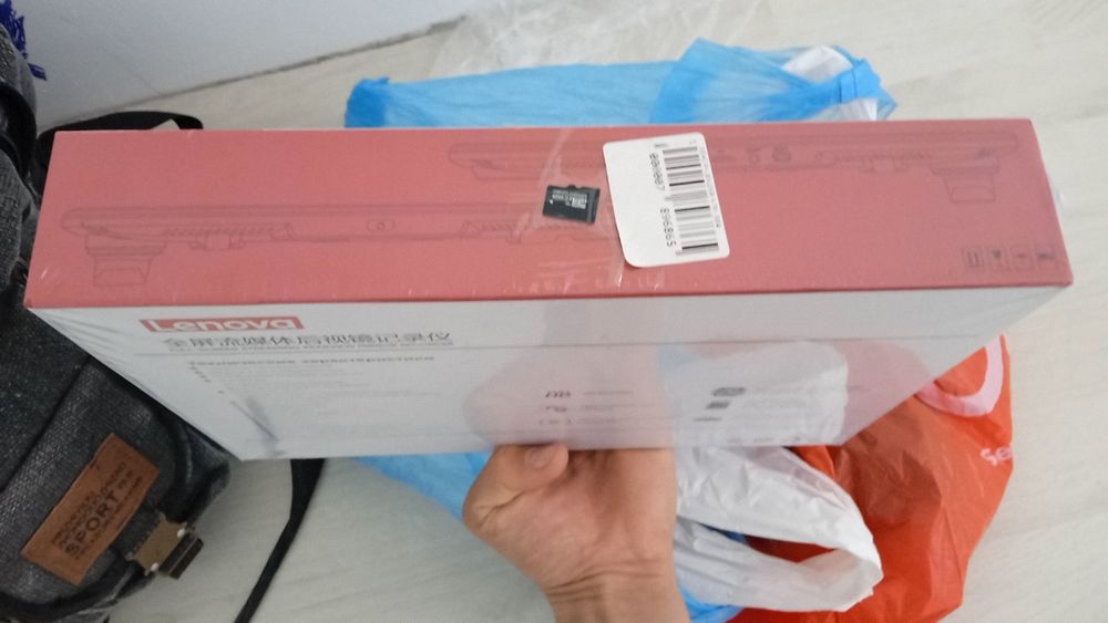 Videoregistrator yangi karobka 64 Gb fleshkasi bor.