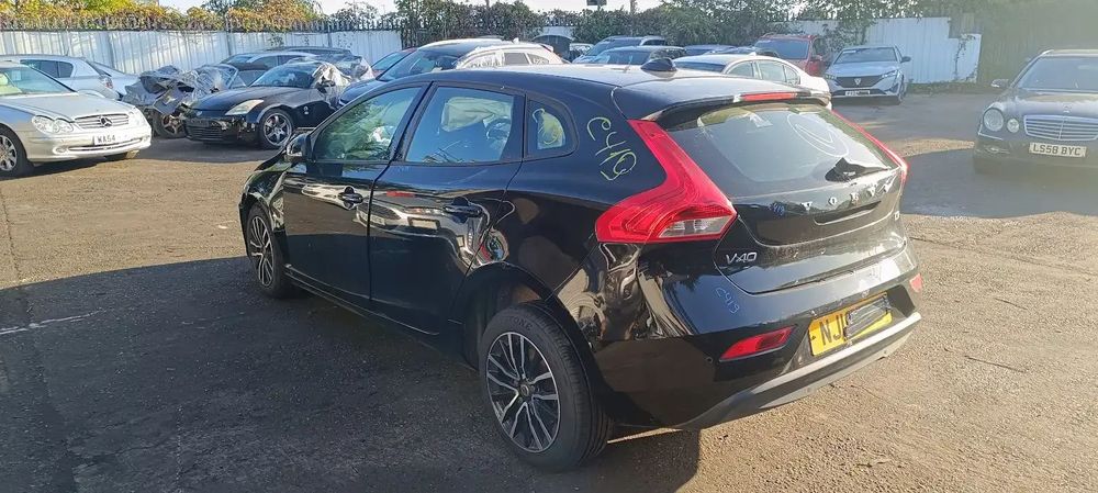 Dezmembrari / Dezmembrez Volvo V40 2.0 D4204T8 cutie viteze manuală cod culoare ONYX BLACK