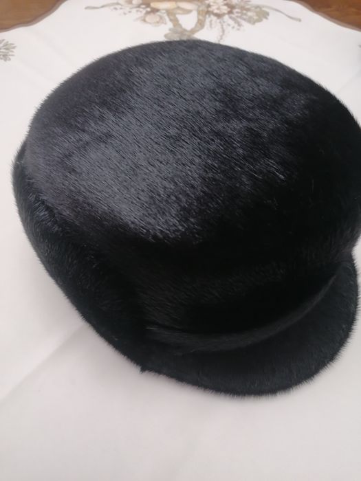 Căciulă Bărbați eleganta, blana de nutrie, noua, marimea 59.
Preț de m