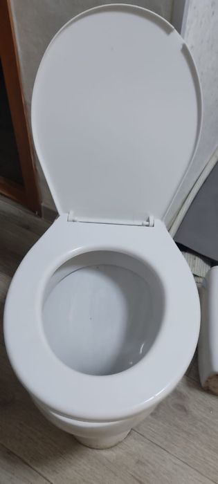 Продаем унитаз с бочком