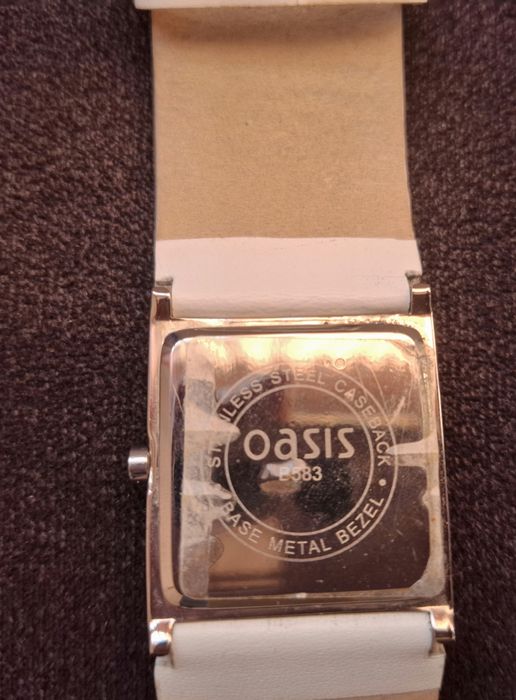 Продавам дамски часовник Oasis B583