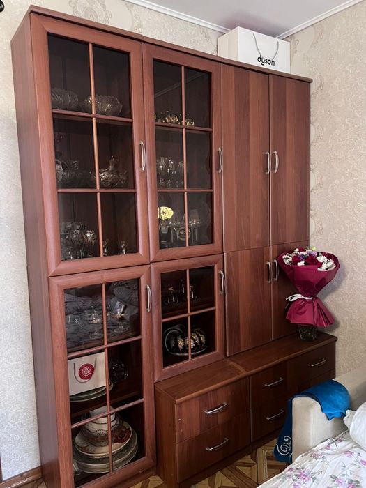 Продам стенку для сервиза