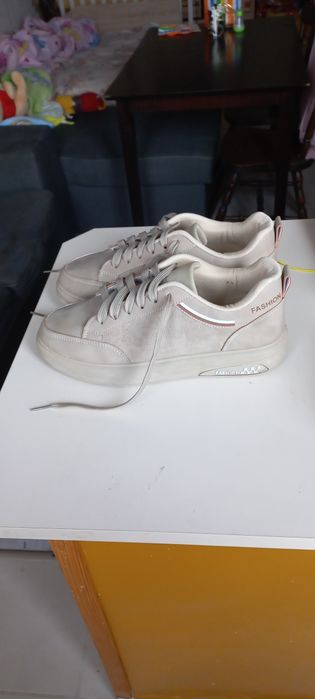 Кафяви маратонки