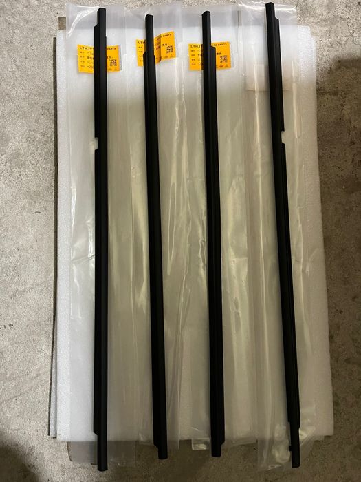 Молдинги по стекло Land Cruiser 100