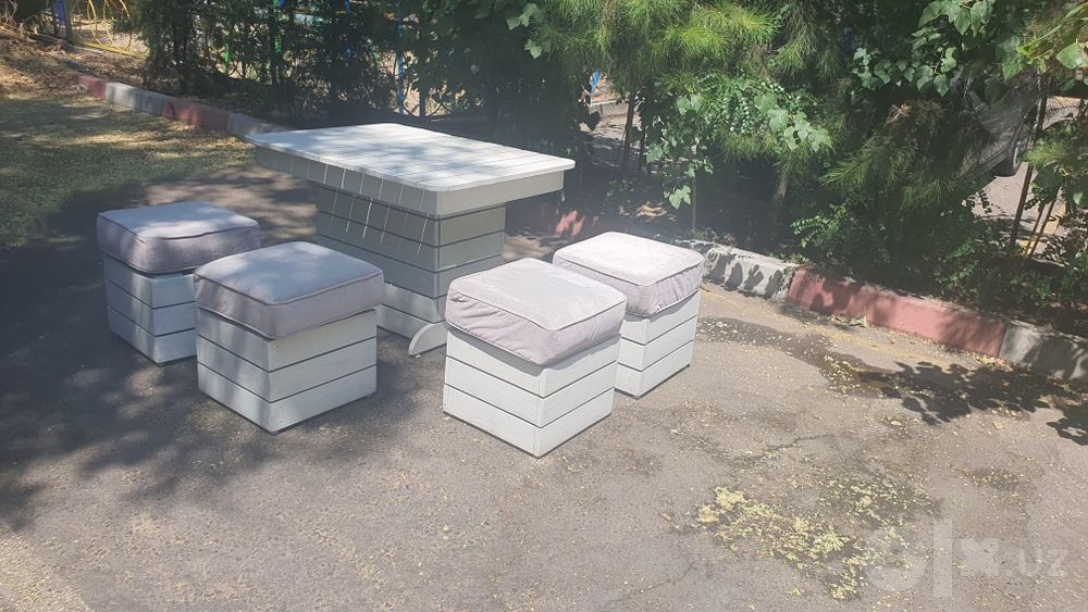 Продам Комплект на Дачу и в свой Дом. Стол и табурет.с мягким основани