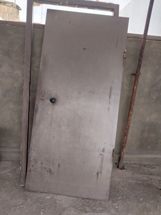 Железная дверь.