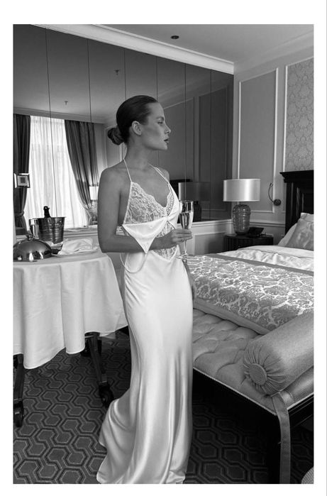 Продам белое атластные вечернее платье