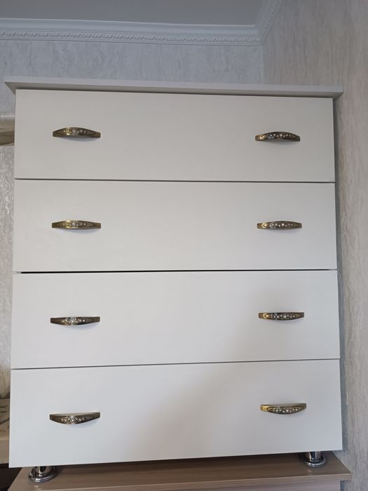 Комод белого цвета очень вместительный