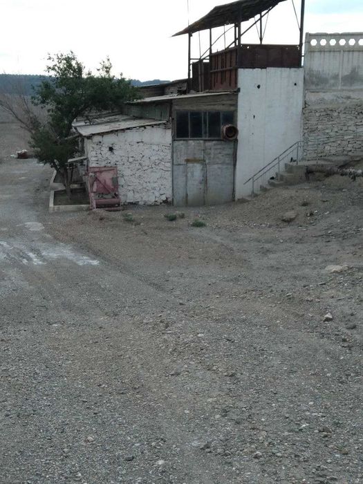 Noturar bino saroy sotiladi