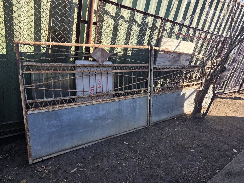 Продам ворота с калиткой.