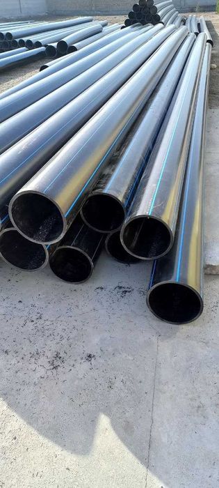 Полиэтиленовые трубы от производителя и фитинги для соединения.