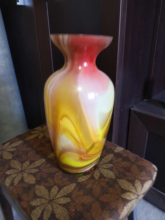 Стара ваза от цветно стъкло