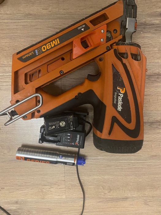 Pistol cuie Paslode IM90CI