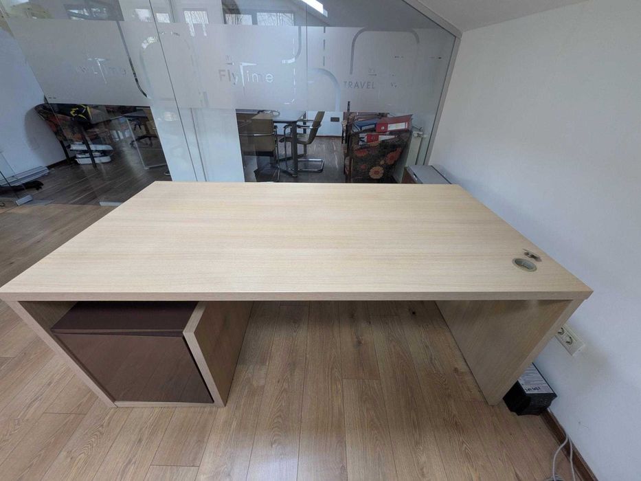 Birou executiv cu sertare incluse