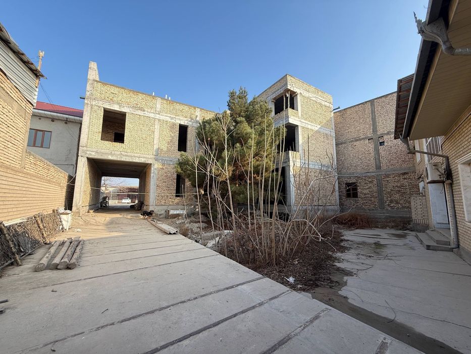 Qurilishi tugallanmagan hovli sotiladi