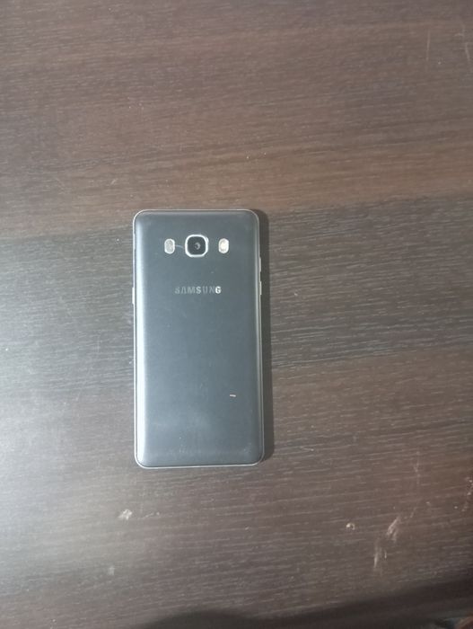 Telefoane stricate si unul functional