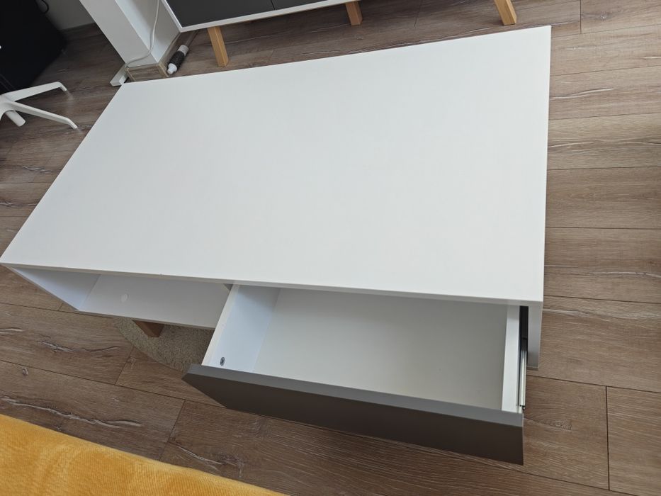 Холна маса с дървени крачета и чекмедже