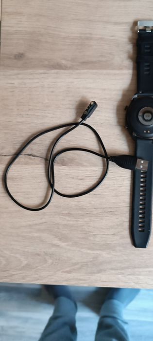 Умен часовник с адаптер в комплект.