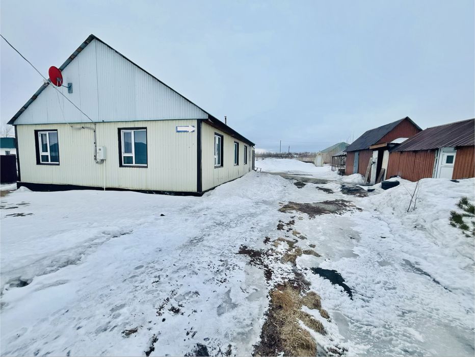 Тез арада үй сатылады.