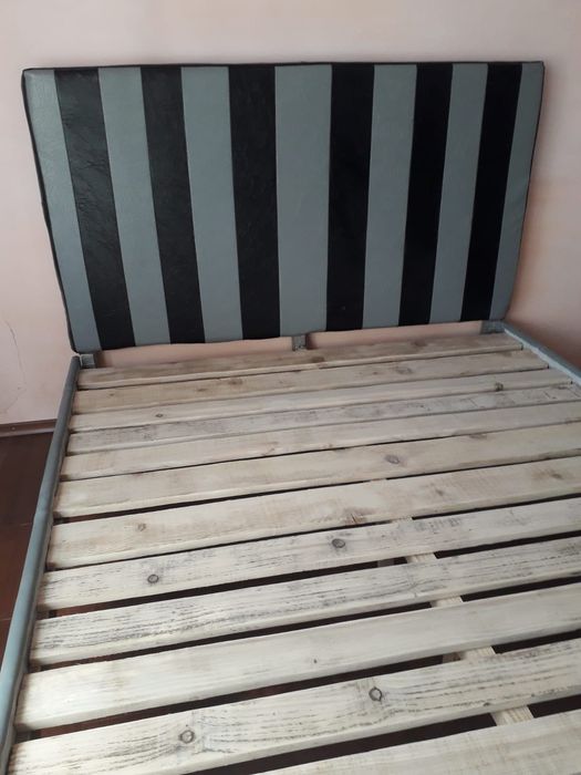 Pat matrimonial din lemn tapitat