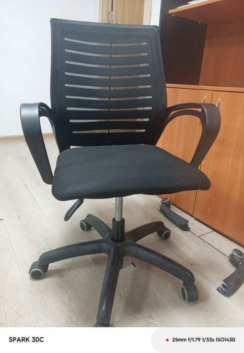 Офисное кресло 2шт. Сломаны у обеих нижние части.