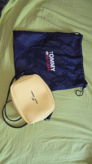 Чанта  жълто Tommy hilfiger с противопрахова торба
