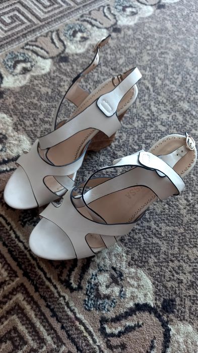 Продам босоножки на платформе