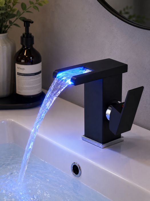 Черен LED смесител/батерия за мивка тип водопад с RGB осветление