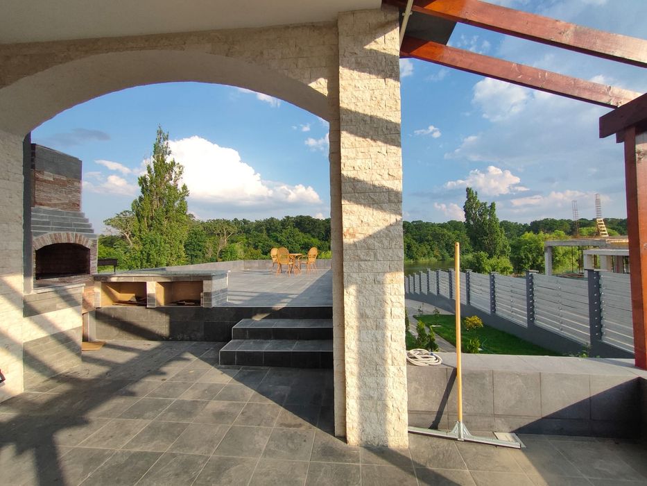Vila inchiriat/vanzare Corbeanca pe malul lacului cu piscina incalzita