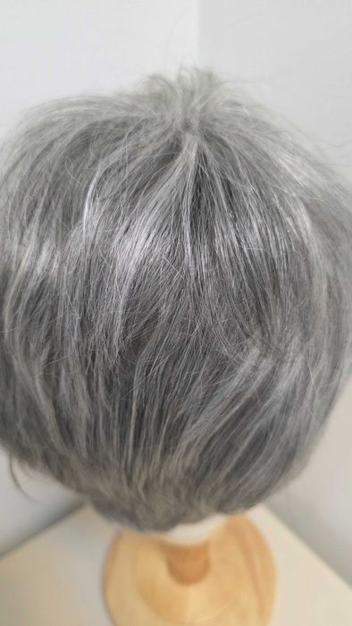 Perucă Haircube scurtă pixie gri argintiu – nouă cu etichetă
