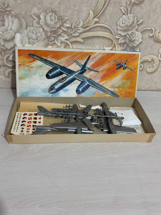 Сборная модель самолёта IL-28 (масштаб 1:100, винтаж)