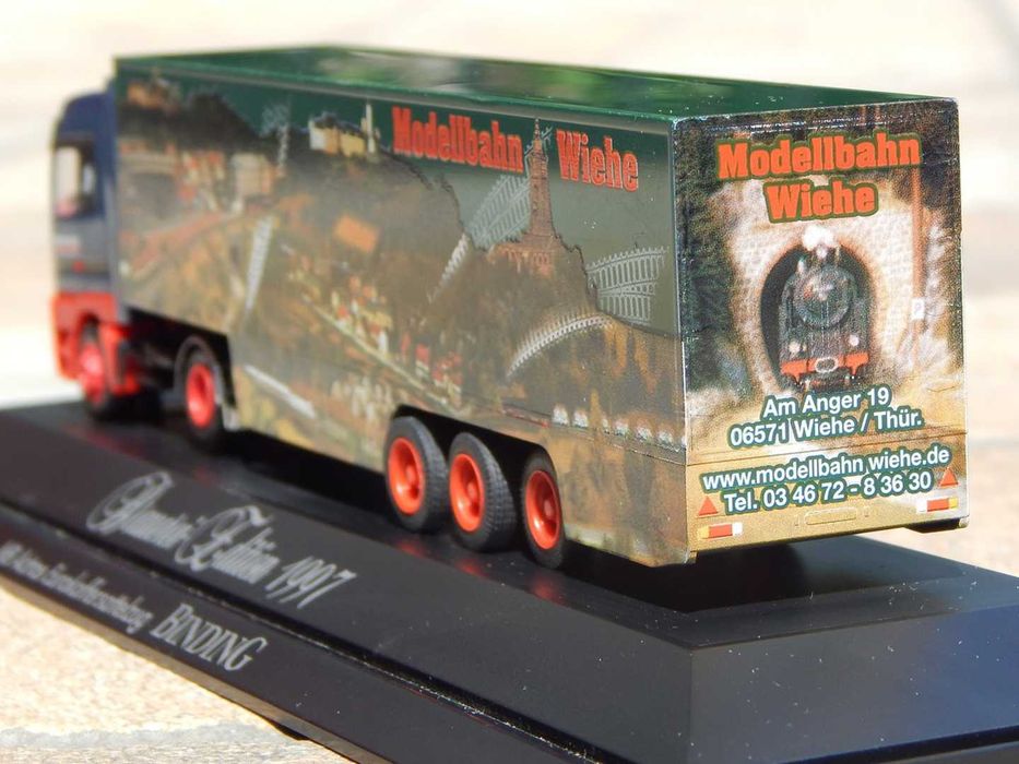 Macheta camion transport Mercedes-Benz Actros 1857 Herpa cu vitrina
