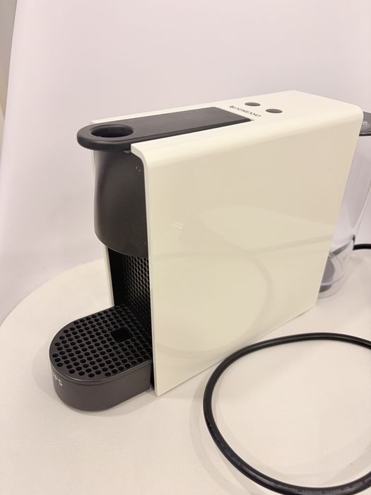 Aparat de cafea Nespresso alb cu negru