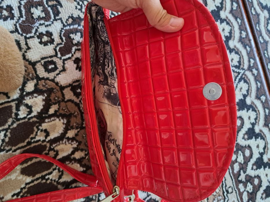 Qizil sumkacha barcha yoshdagi ayollar uchun