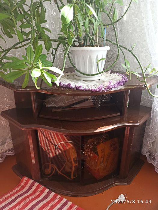 Тумбочку под телевизор