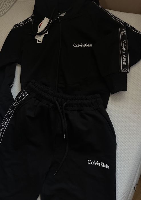 Дамски екип с качулка и гумирано лого