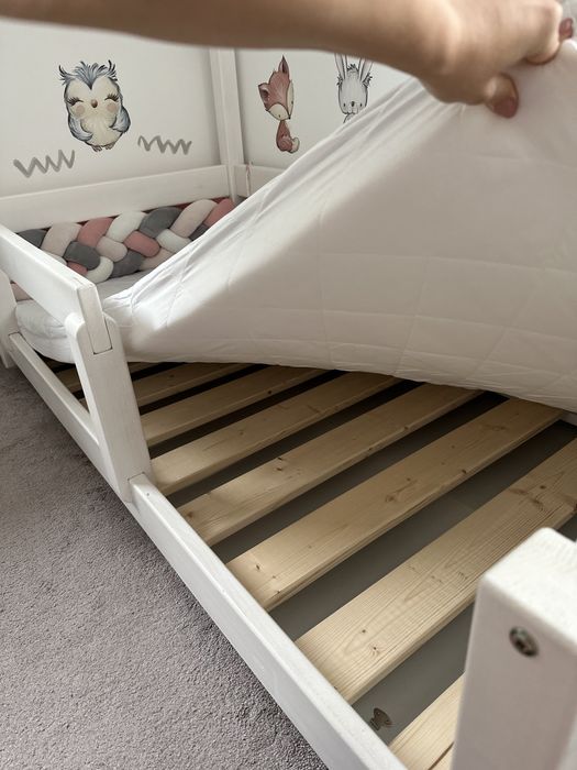 Vând patut din lemn tip casuta, alb 80 x 160 cm