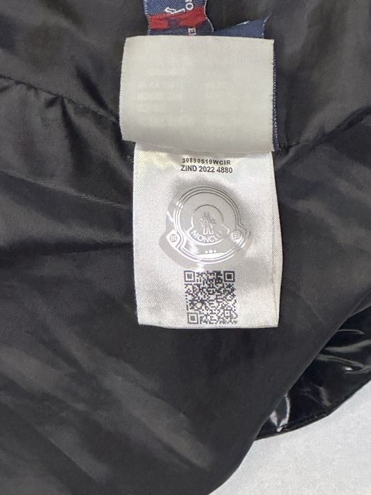 Geacă bărbați Moncler neagră, lucioasă cu glugă