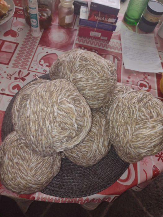 Вълнена прежда в различни цветове