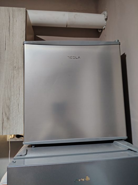 Продавам хладилен мини бар модел Tesla