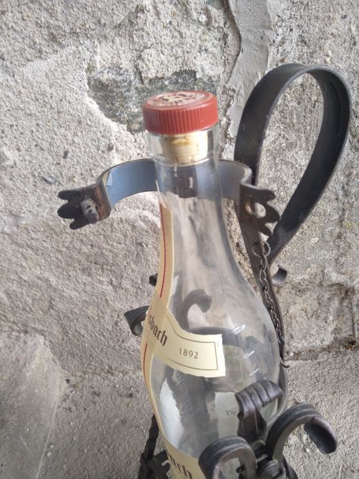 Продавам огромна стойка за бутилка от ковано желязо в стил Арт Нуво