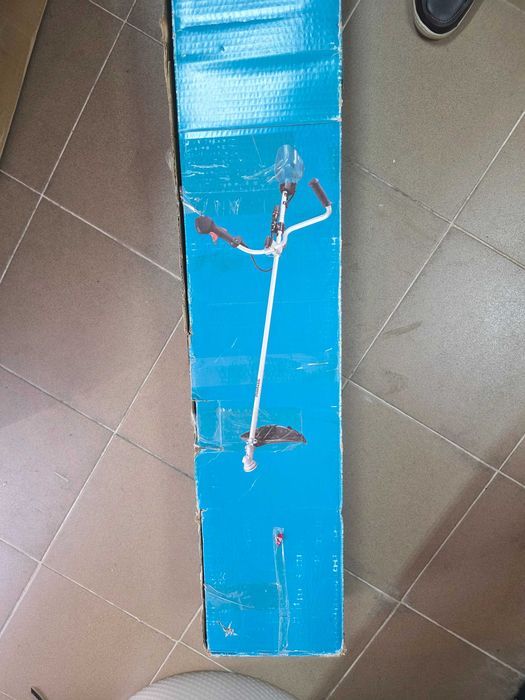 Motocoasa Makita UR101CZ trimmer de gazon cu acumulator 36 - 40 V | 430 mm | Fara perii | Fara acumulator si incarcator