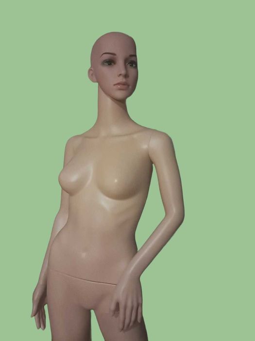 женски манекен - чисто нов