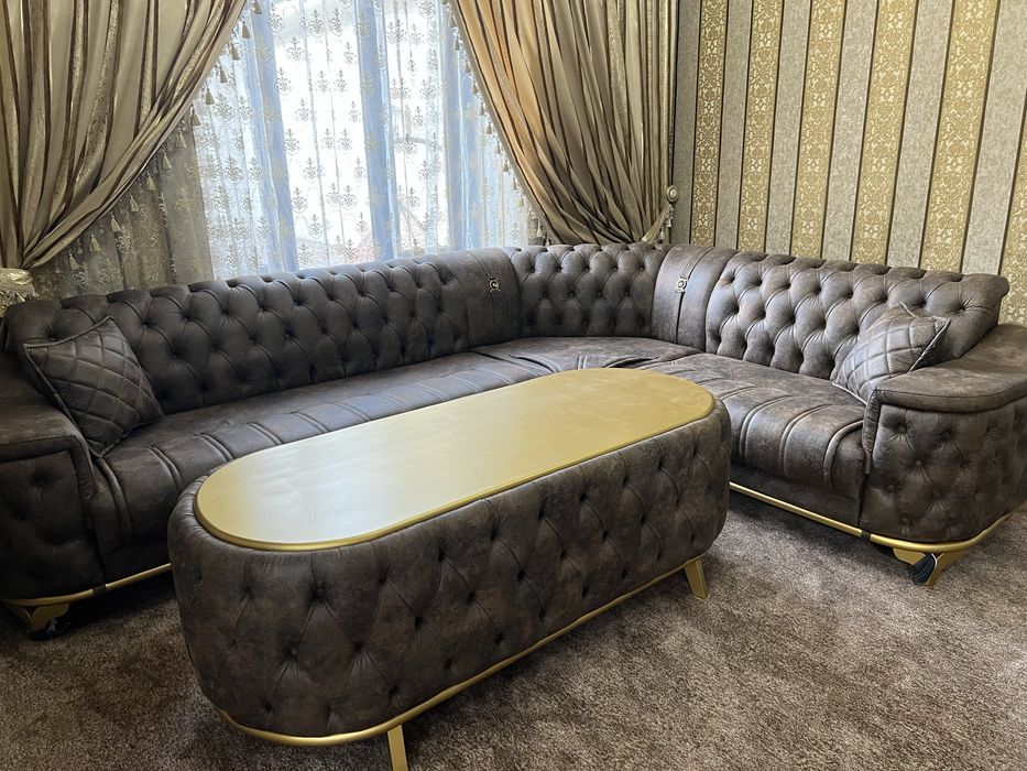 Xotin uyga keldi va erini bekasi bilan tutdi va qoshildi