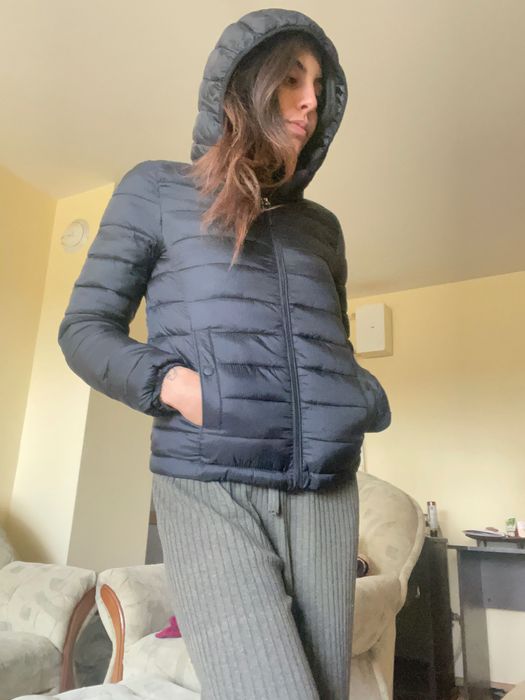 Черно дамско вталено зимно яке с качулка шушляково късо яке