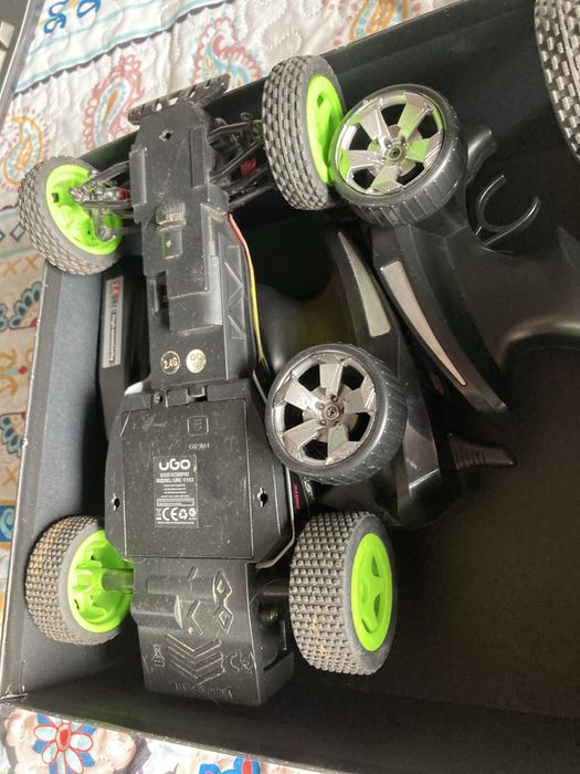 Doua masinute RC cu telecomanda 2.4 ghz UGO Scorpio 1153 drift 30 cm