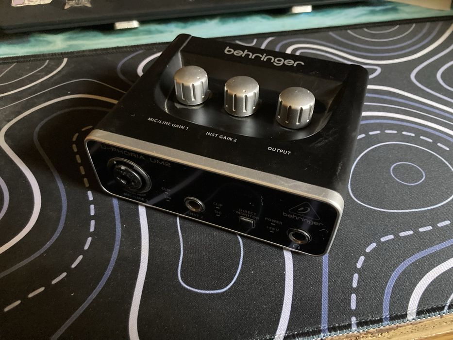 Звуковая карта behringer um2