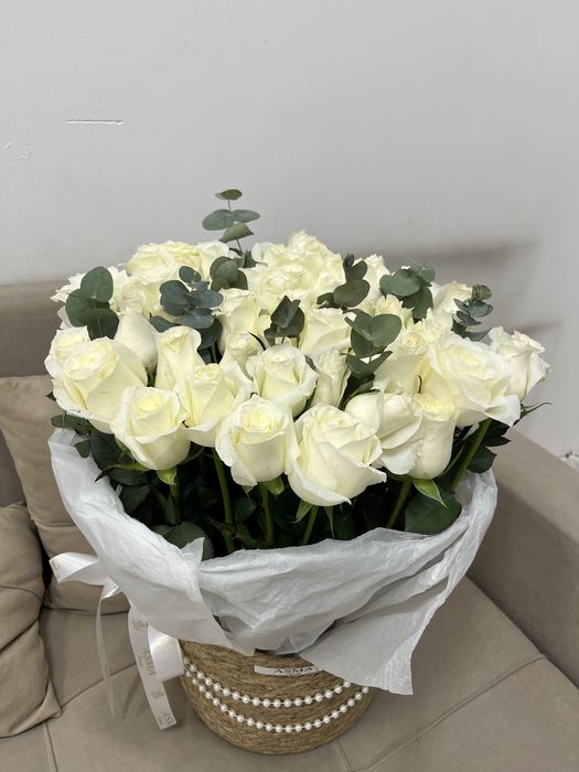 продам цветы 51 роза в корзине